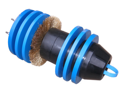 Cleaning pig USO-325 with a metal disc brush